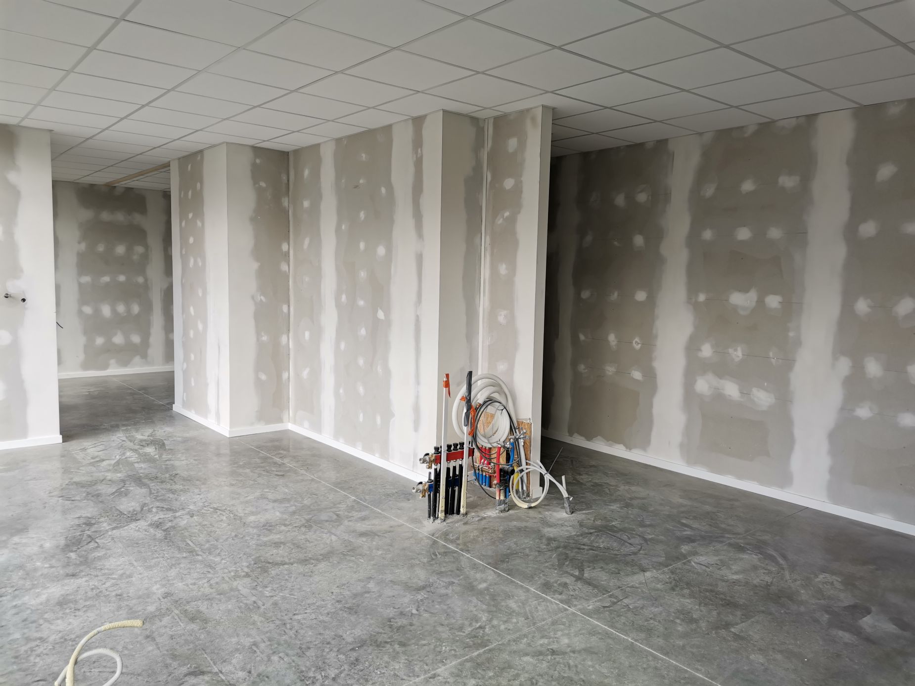 Afgewerkte gyproc wanden klaar voor schilderwerk