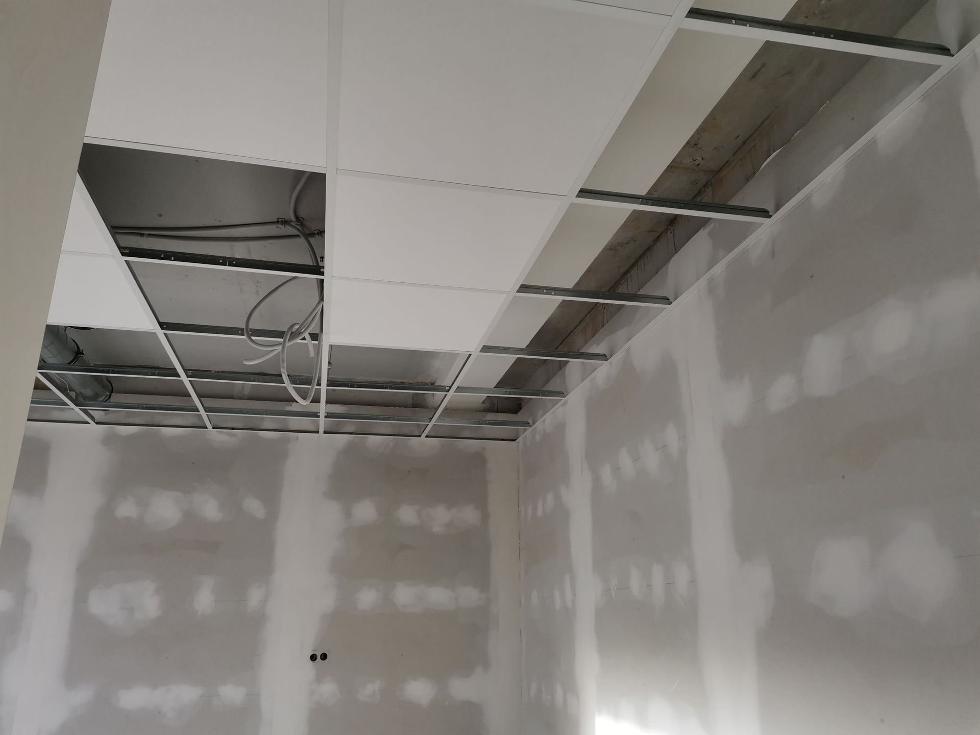 Systeem plafond type Armstrong tijdens renovatiewerken