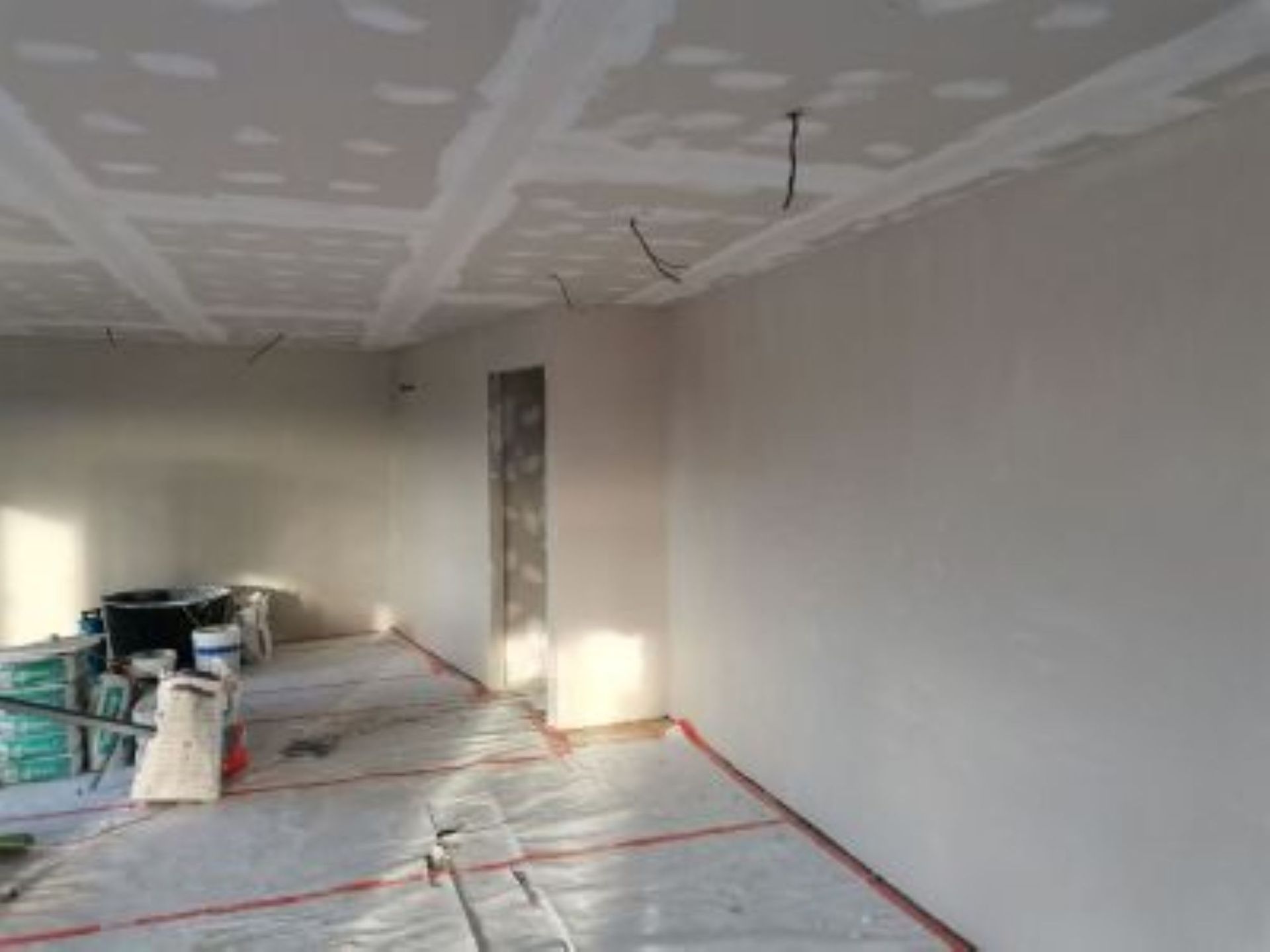 Plaatsing van gyproc plafond met afwerking